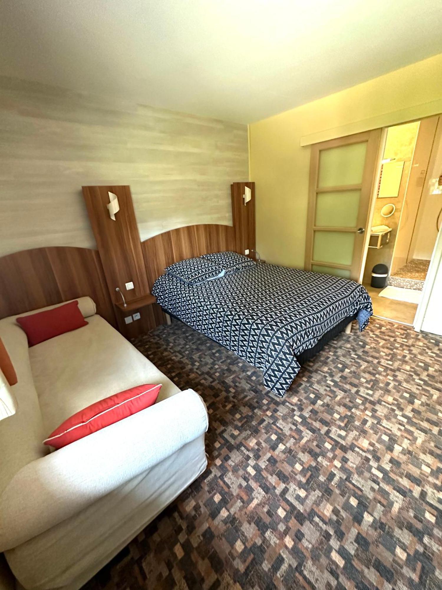Hotel Roc Land Les Portes du Coglais Экстерьер фото