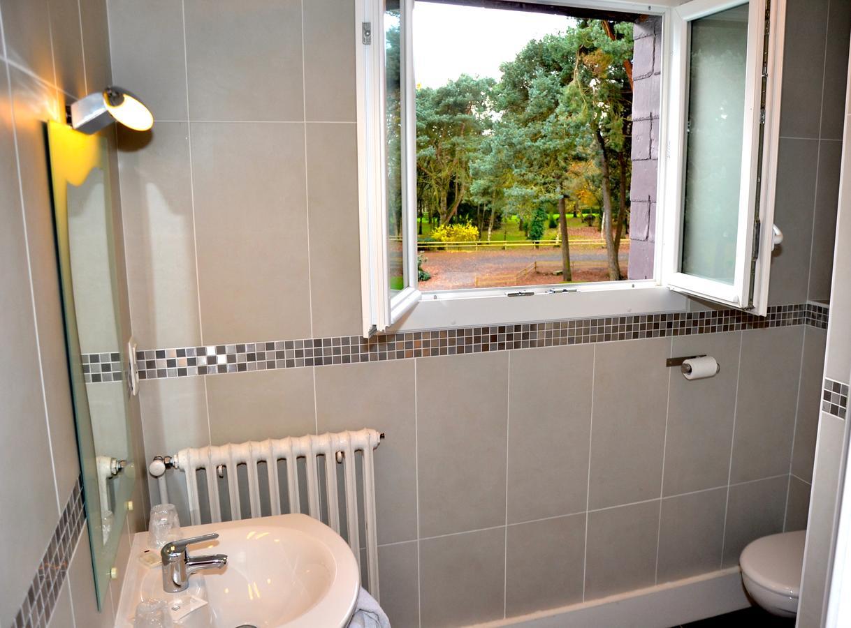Hotel Roc Land Les Portes du Coglais Экстерьер фото